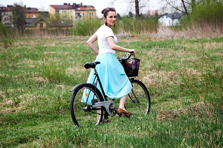 Kobieta kreatywna na rowerze